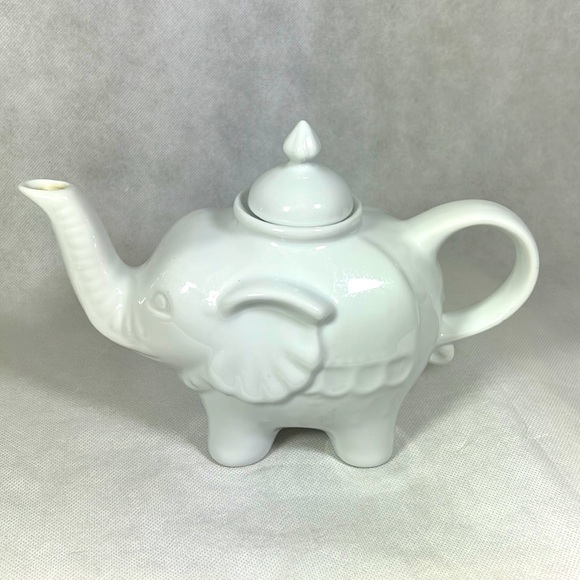 Cordon Blue White Porcelain Elephant Tea Pot With Lid - Picture 1 of 4